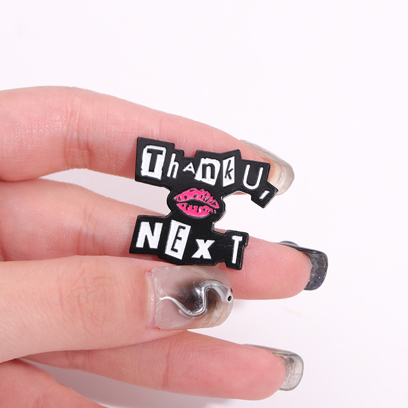 Thank U Next 에나멜 핀, I Am Arian - Women Bags Next 리뷰 및 가격